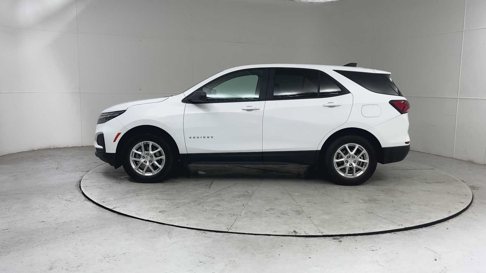 Used 2024 Chevrolet Equinox LS w/ LS Convenience Package AWD/4WD image 4