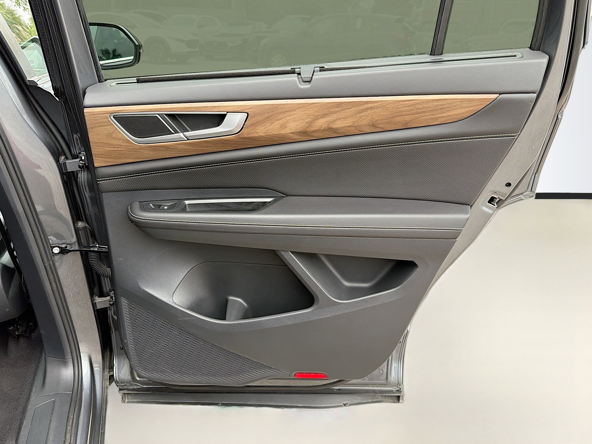 Used 2025 Volkswagen Atlas SE image 43