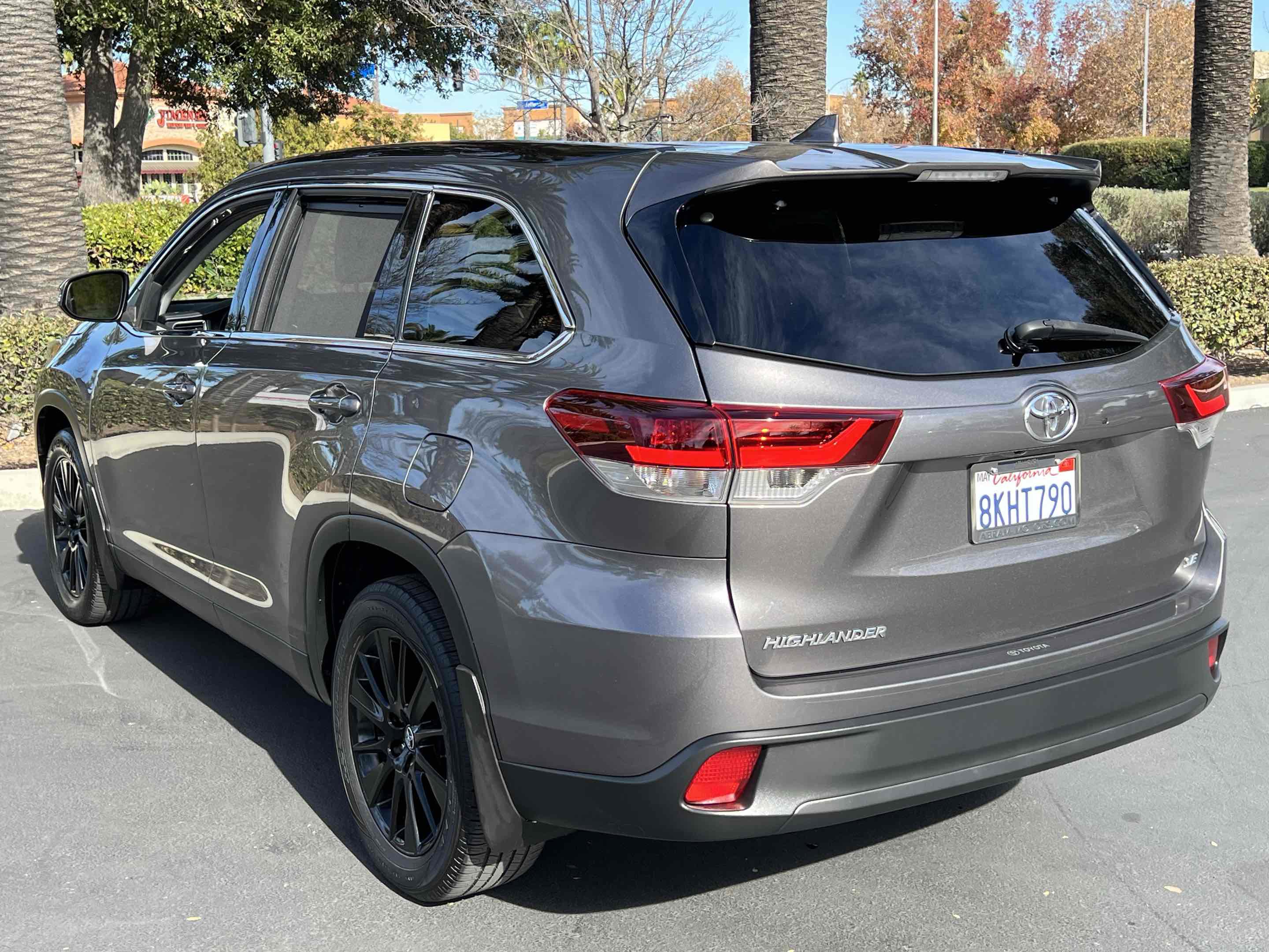 Used 2019 Toyota Highlander XLE image 2
