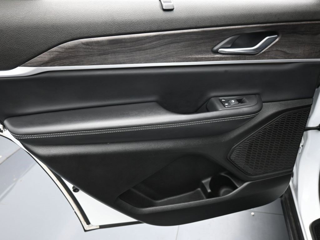 Certified 2024 Jeep Grand Cherokee L Limited w/ Luxury Tech Group II image 11