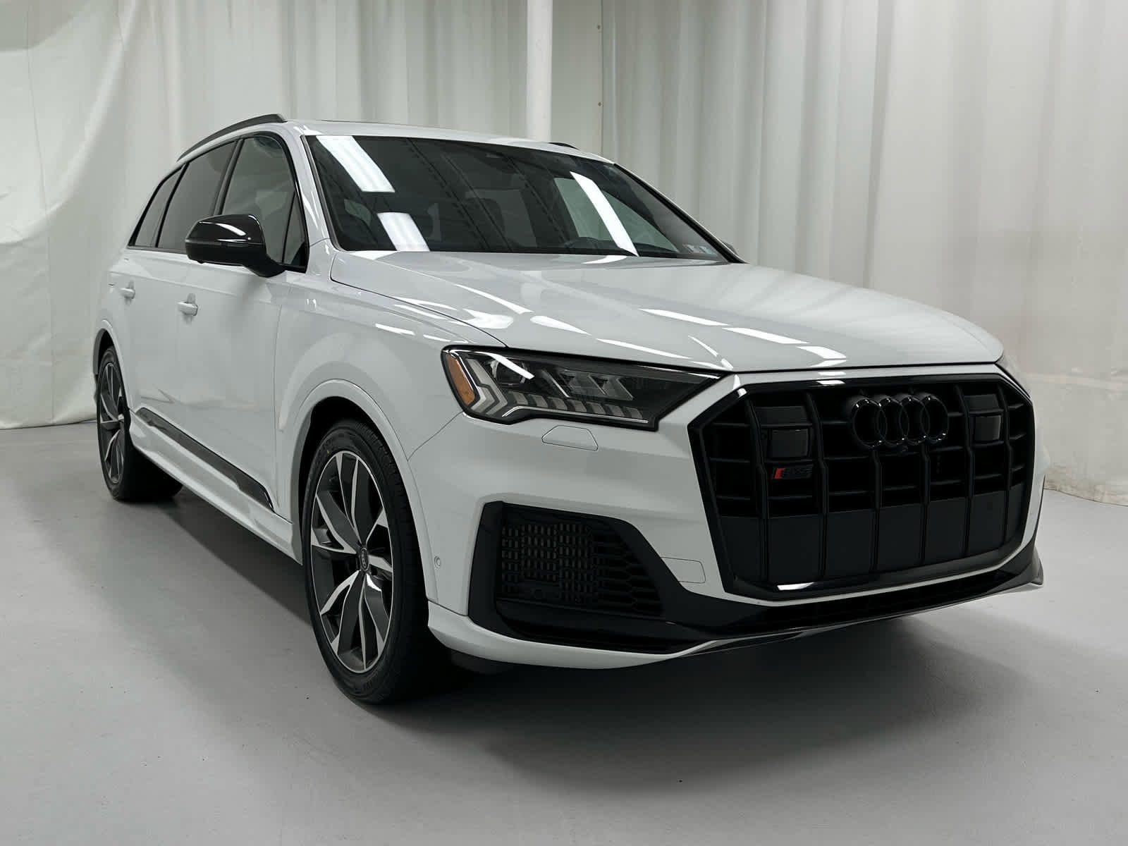 Used 2023 Audi SQ7 Prestige AWD/4WD image 2