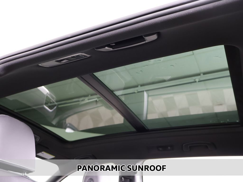 Used 2022 Volkswagen Tiguan SE R-Line image 3