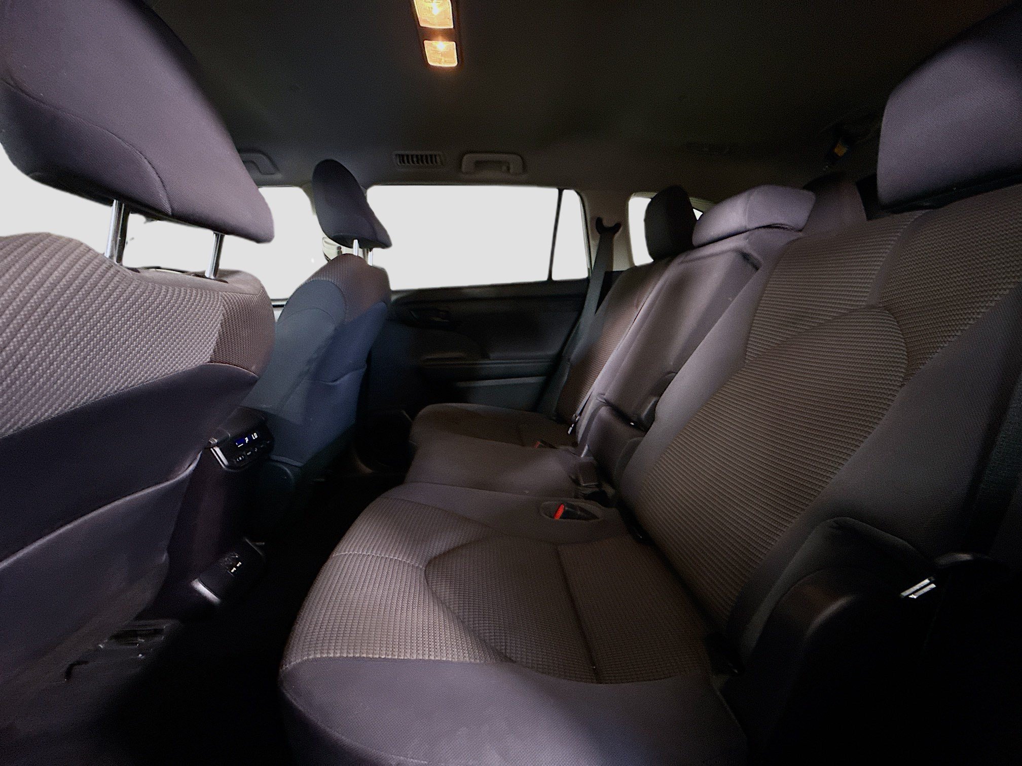 Used 2021 Toyota Highlander LE FWD image 25