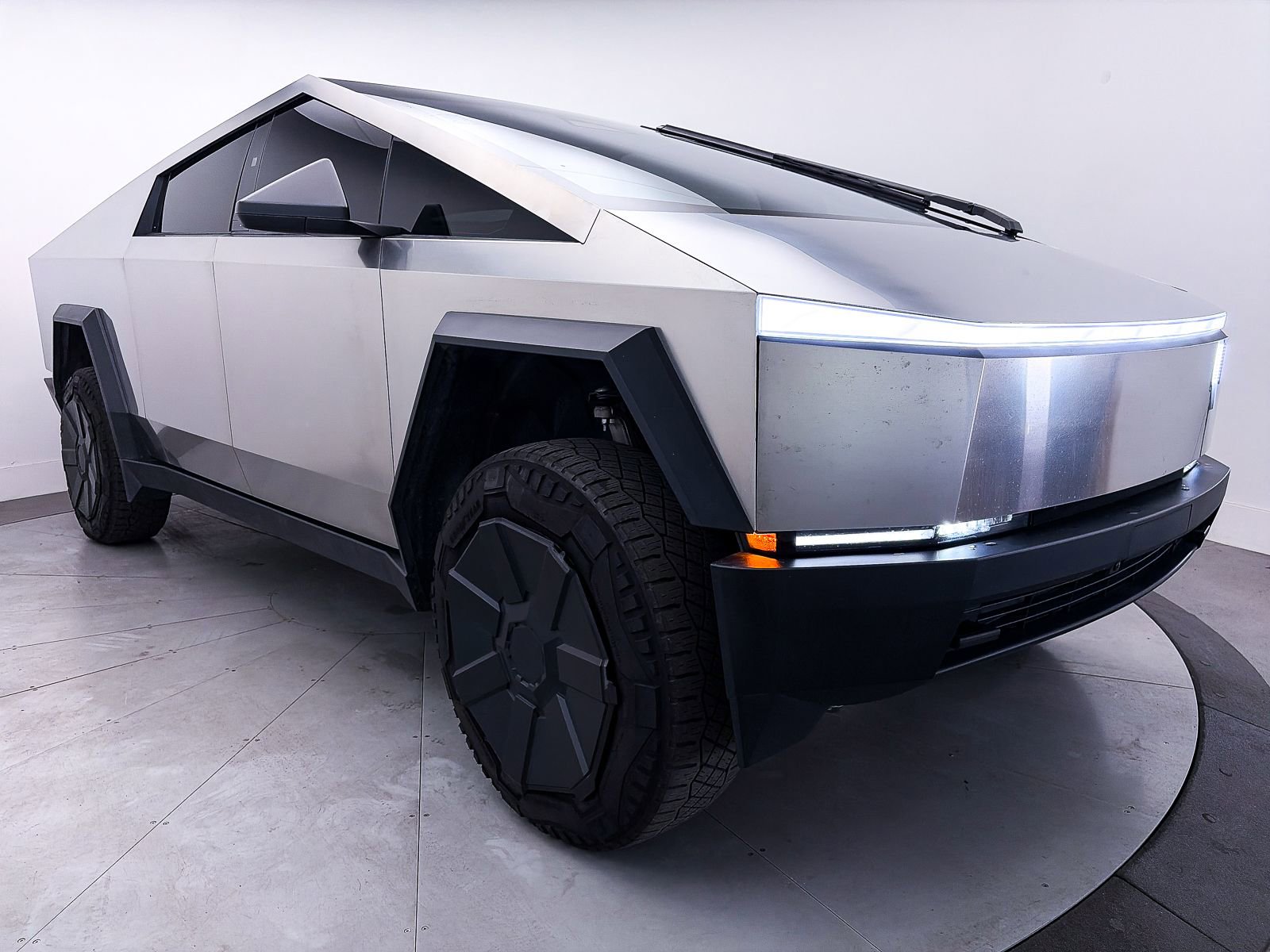 Used 2024 Tesla Cybertruck AWD Crew Cab image 9