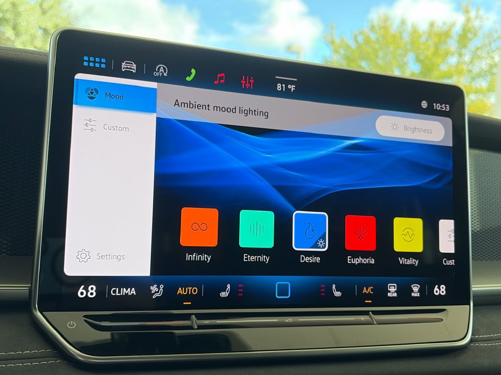 Certified 2026 Volkswagen Tiguan SE R-Line FWD image 23