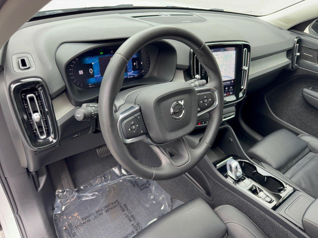 Used 2024 Volvo XC40 B5 Plus w/ Protection Package Premier AWD/4WD image 4