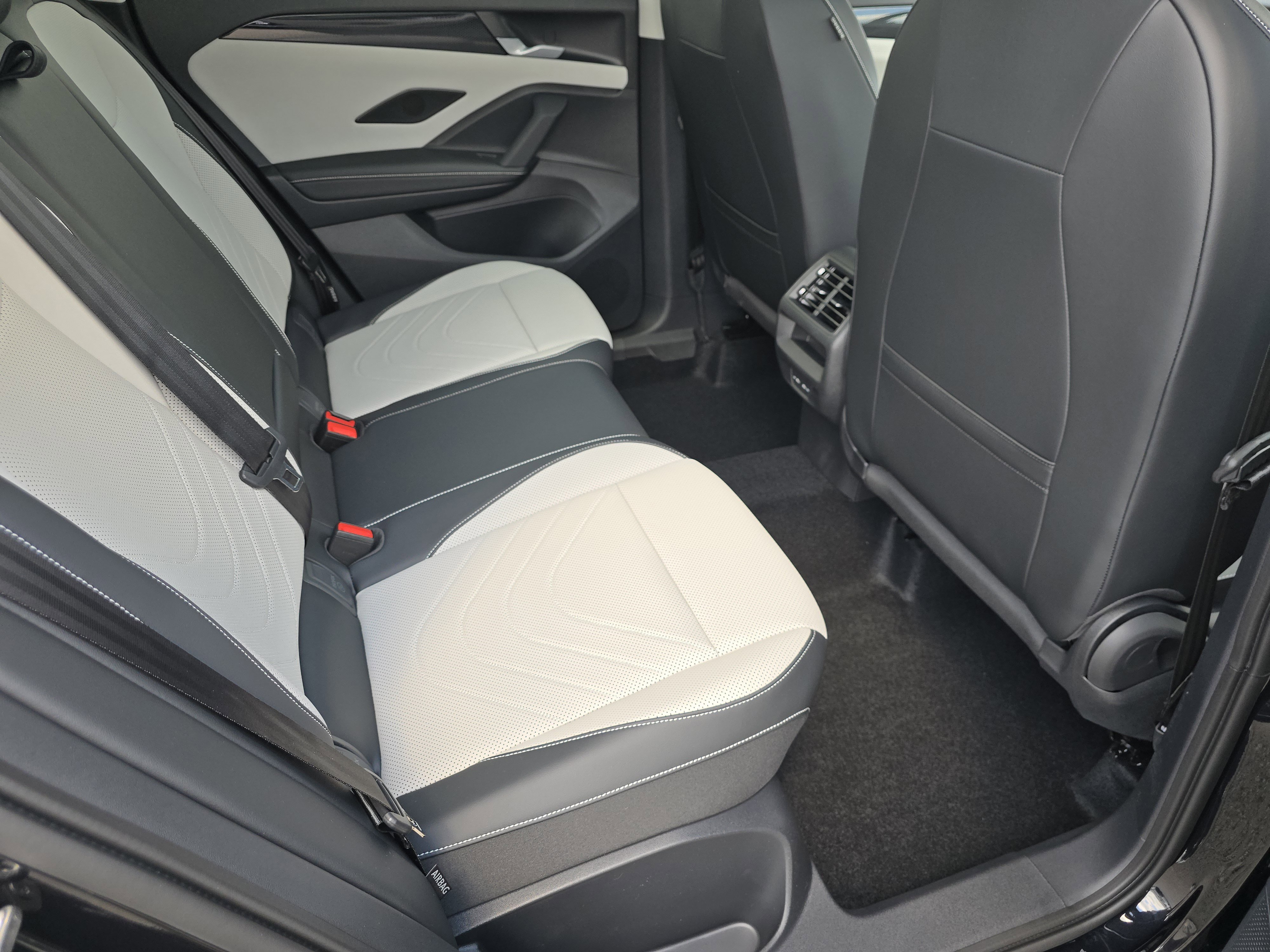 New 2025 Volkswagen Tiguan SE image 16