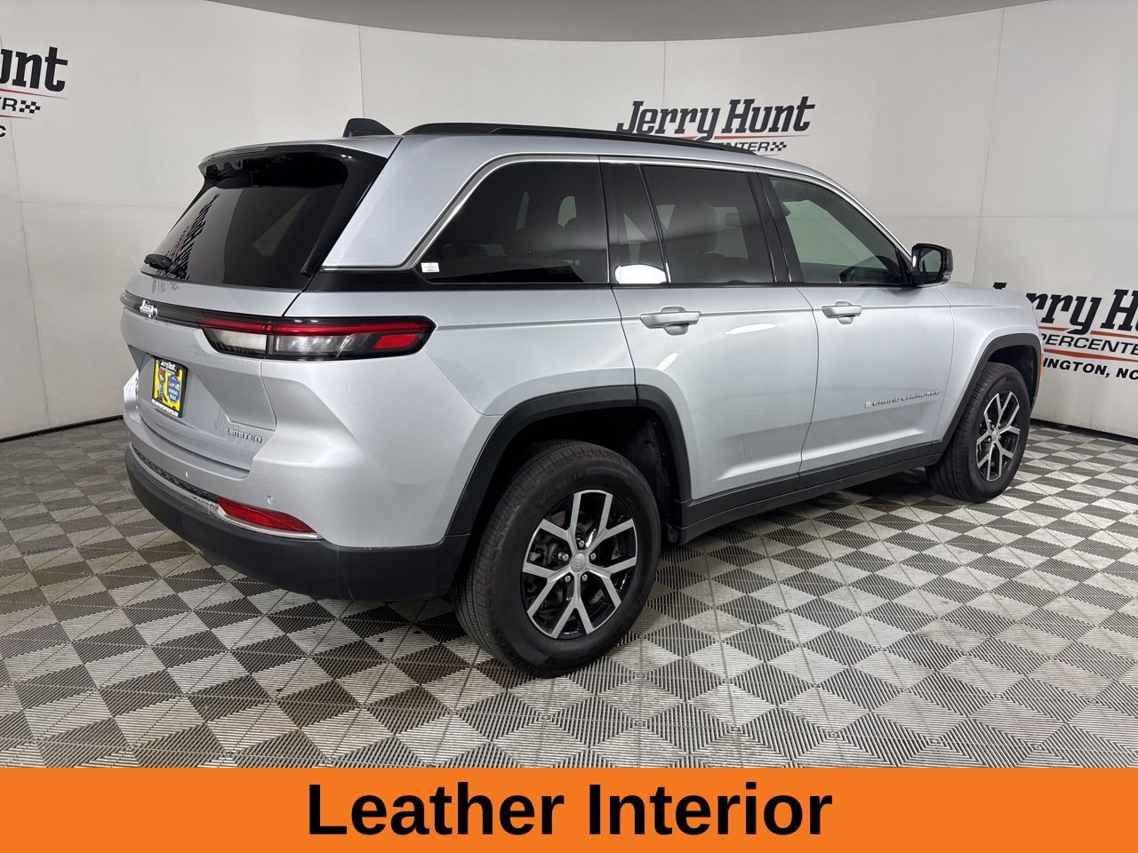 Used 2024 Jeep Grand Cherokee Limited w/ Luxury Tech Group II image 5