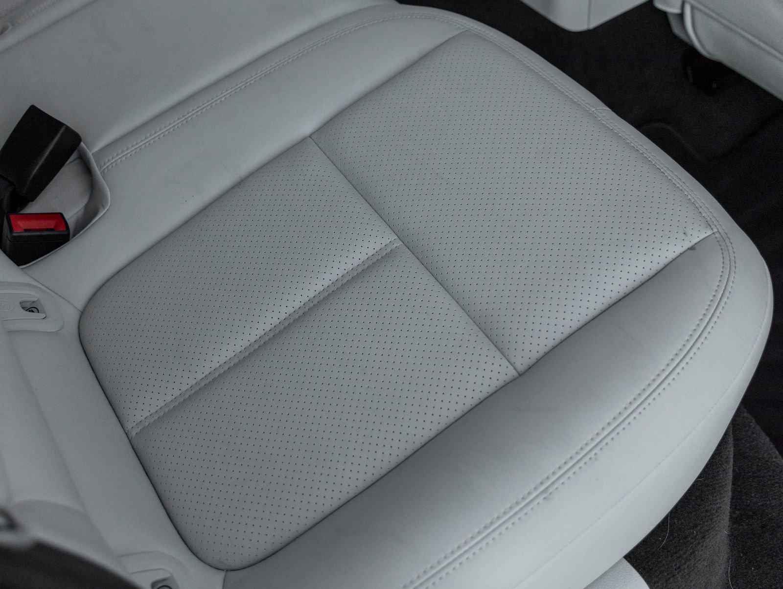 Certified 2023 Porsche Macan image 39