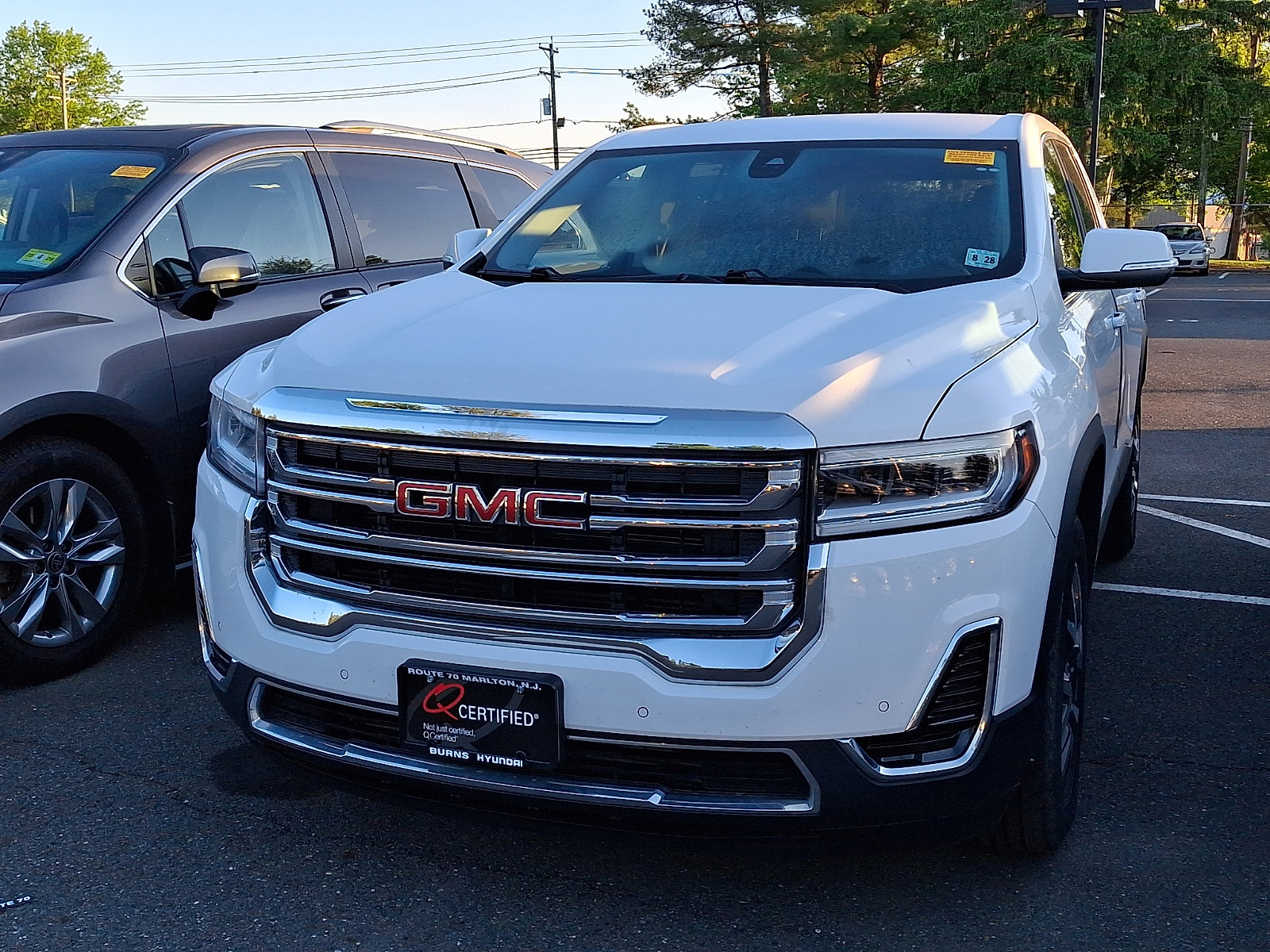 Used 2023 GMC Acadia SLE FWD image 2