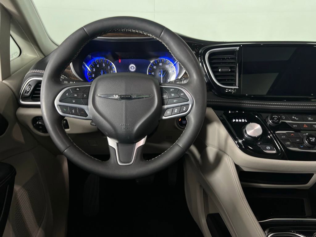 Certified 2024 Chrysler Pacifica Limited image 13