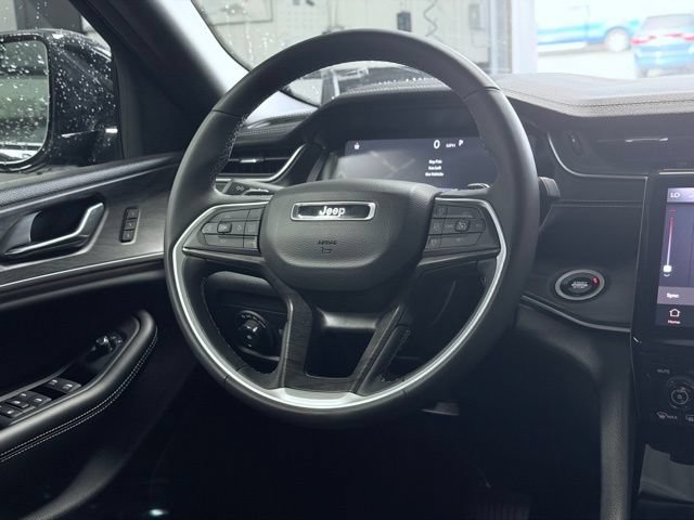 Used 2025 Jeep Grand Cherokee Limited AWD/4WD image 22