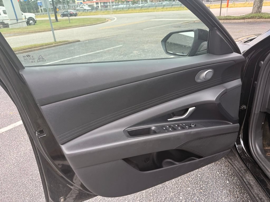 Used 2026 Hyundai Elantra SE FWD image 12