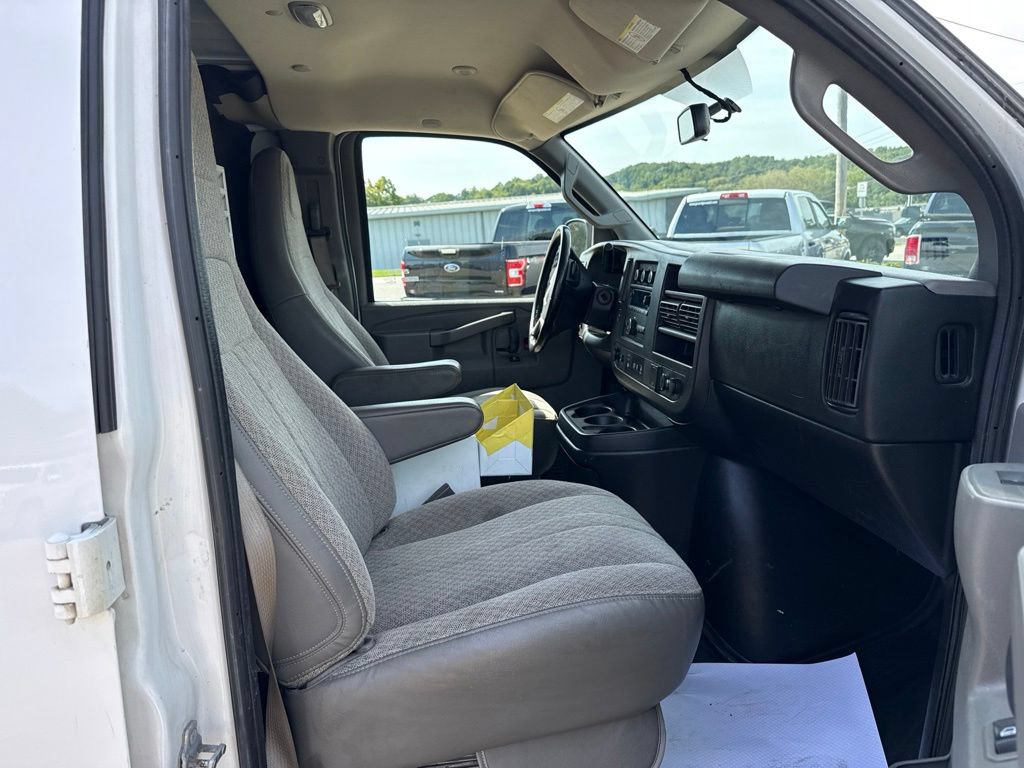 Used 2018 Chevrolet Express 3500 w/ Driver Convenience Package RWD image 34