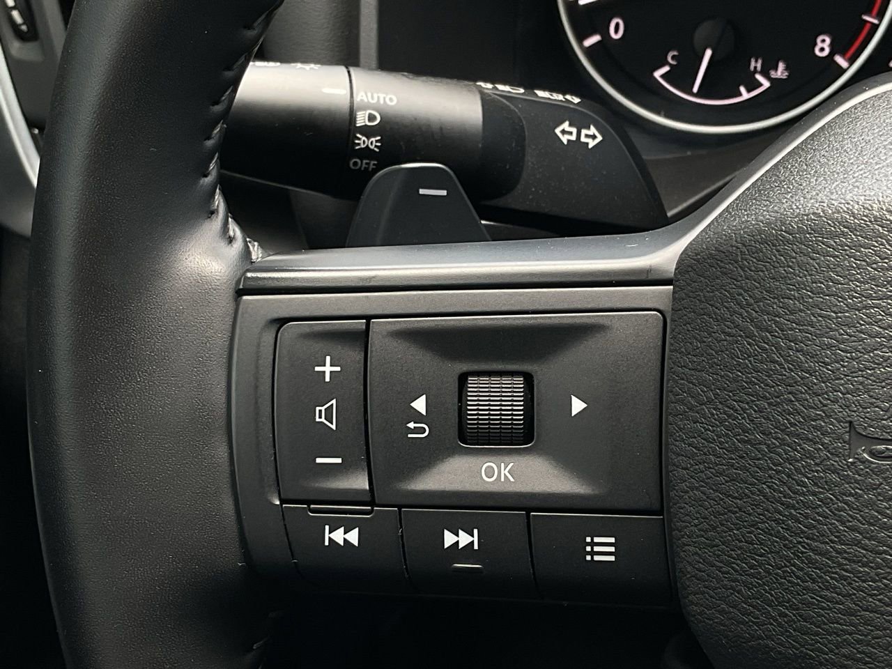 Used 2025 Nissan Rogue SV image 23