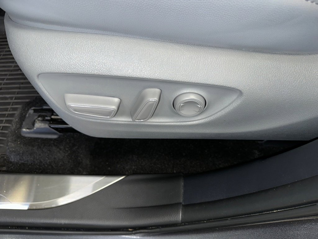 Used 2024 Toyota Highlander Platinum image 6