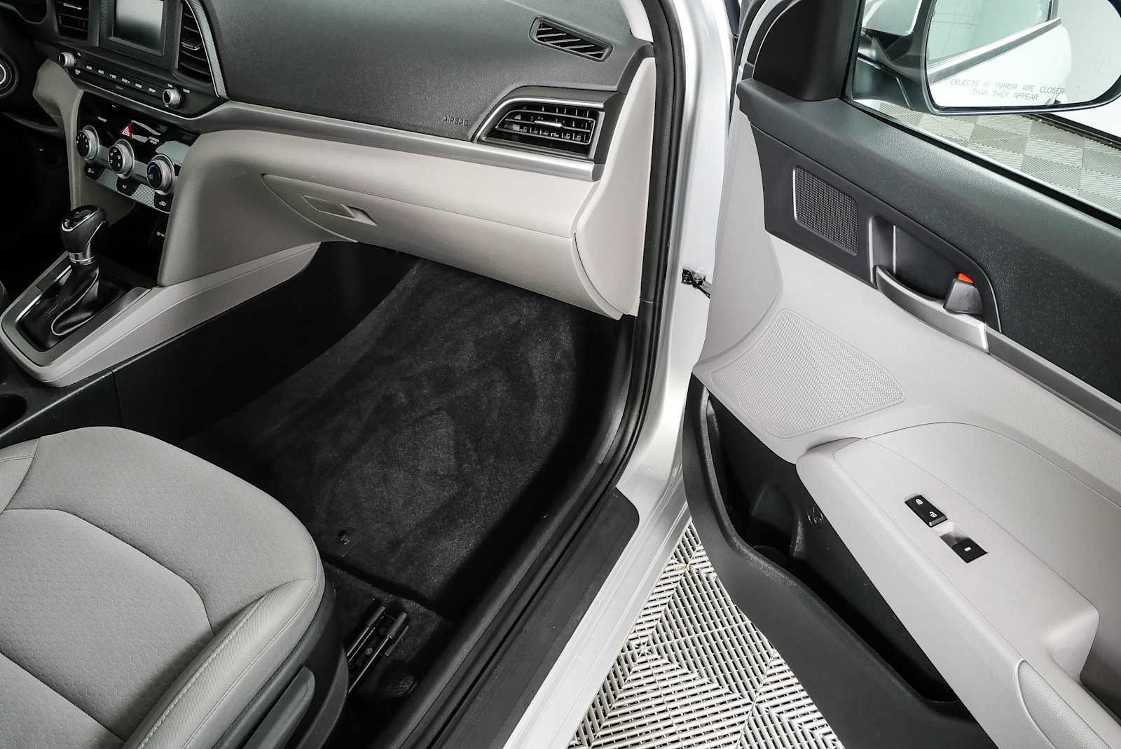 Used 2019 Hyundai Elantra SE w/ Winter Weather Package FWD image 21