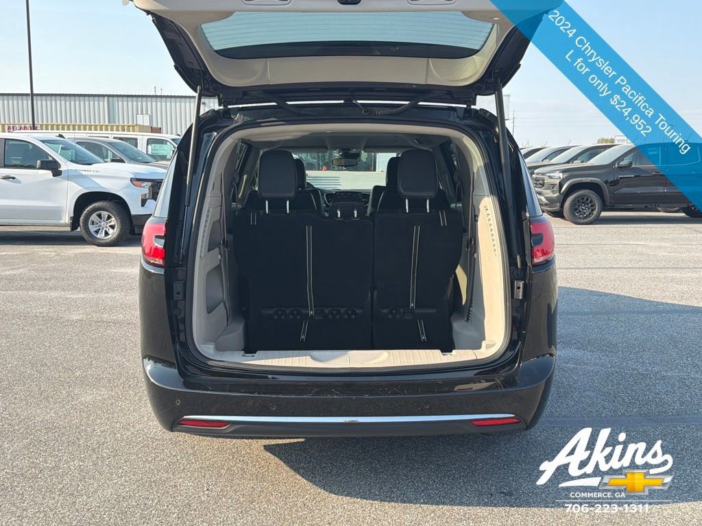Used 2024 Chrysler Pacifica Touring-L FWD image 8