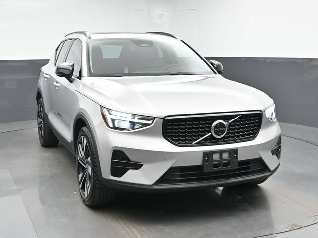 Used 2023 Volvo XC40 B5 Ultimate w/ Protection Package Premier AWD/4WD image 2