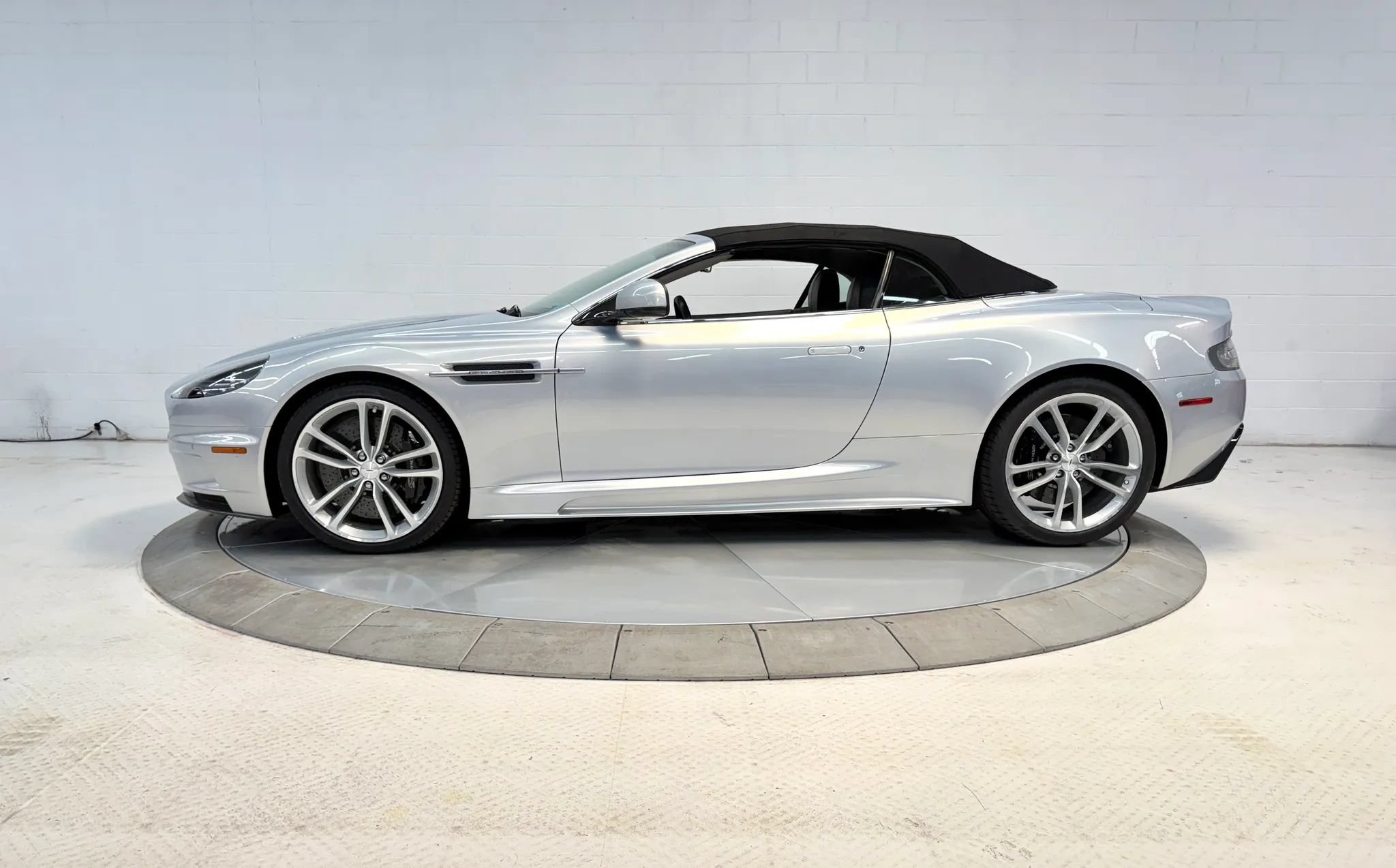 Used 2012 Aston Martin DBS Volante RWD image 17