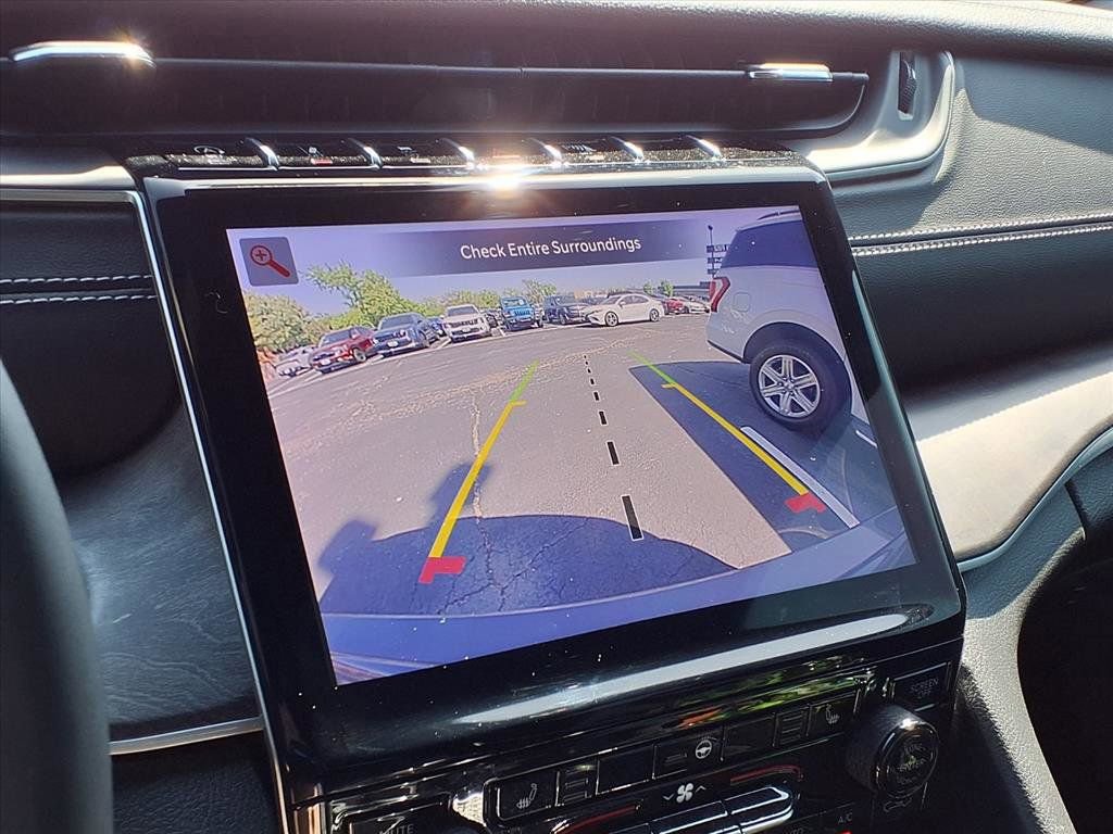 Used 2024 Jeep Grand Cherokee Limited w/ Black Appearance Package AWD/4WD image 8