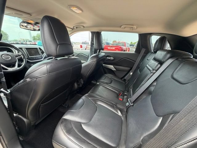 Used 2016 Jeep Cherokee Overland AWD/4WD image 13