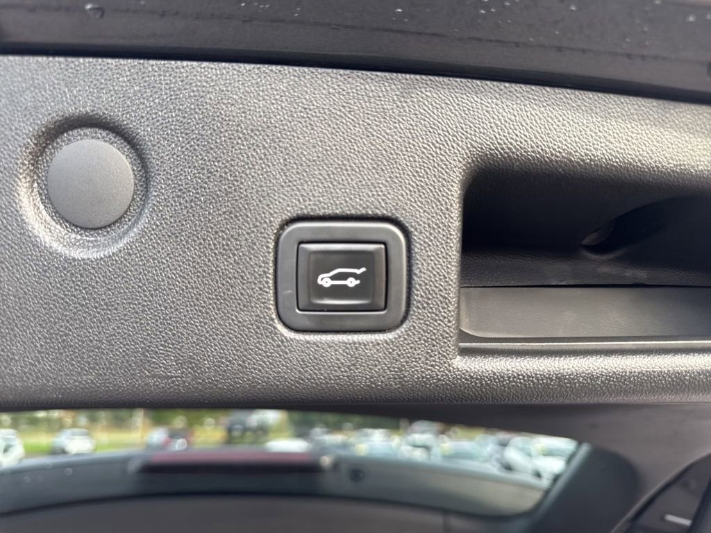 Used 2020 Chevrolet Equinox LT w/ Driver Convenience Package image 19