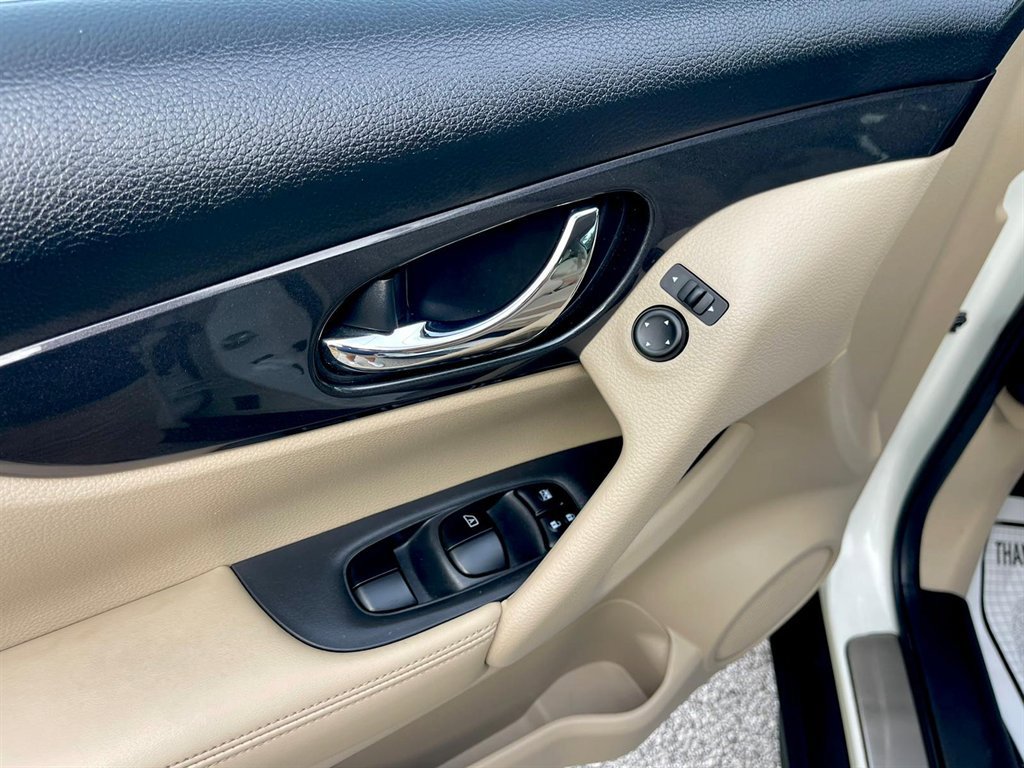 Used 2017 Nissan Rogue SV w/ SV Premium Package image 20