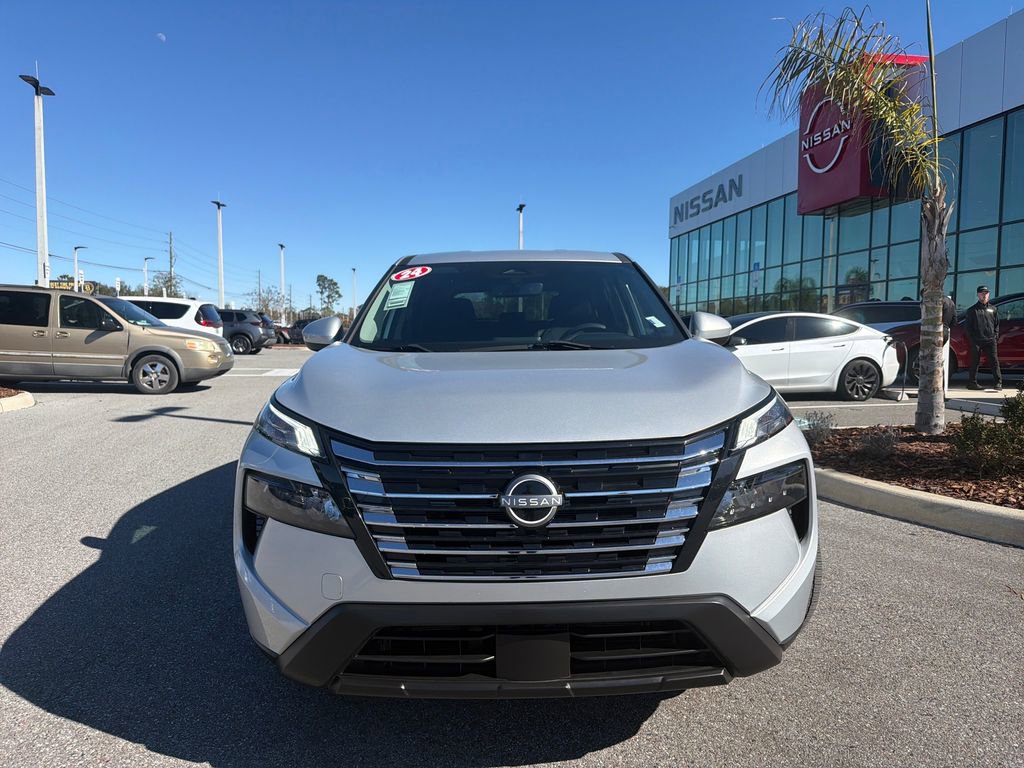 Used 2024 Nissan Rogue SV image 3