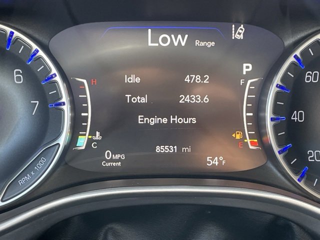 Used 2023 Chrysler Pacifica Touring-L image 3