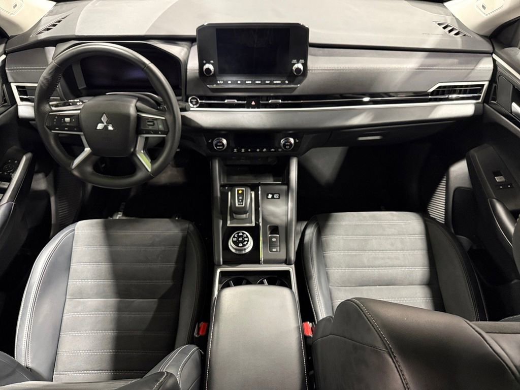 Used 2023 Mitsubishi Outlander SE image 39