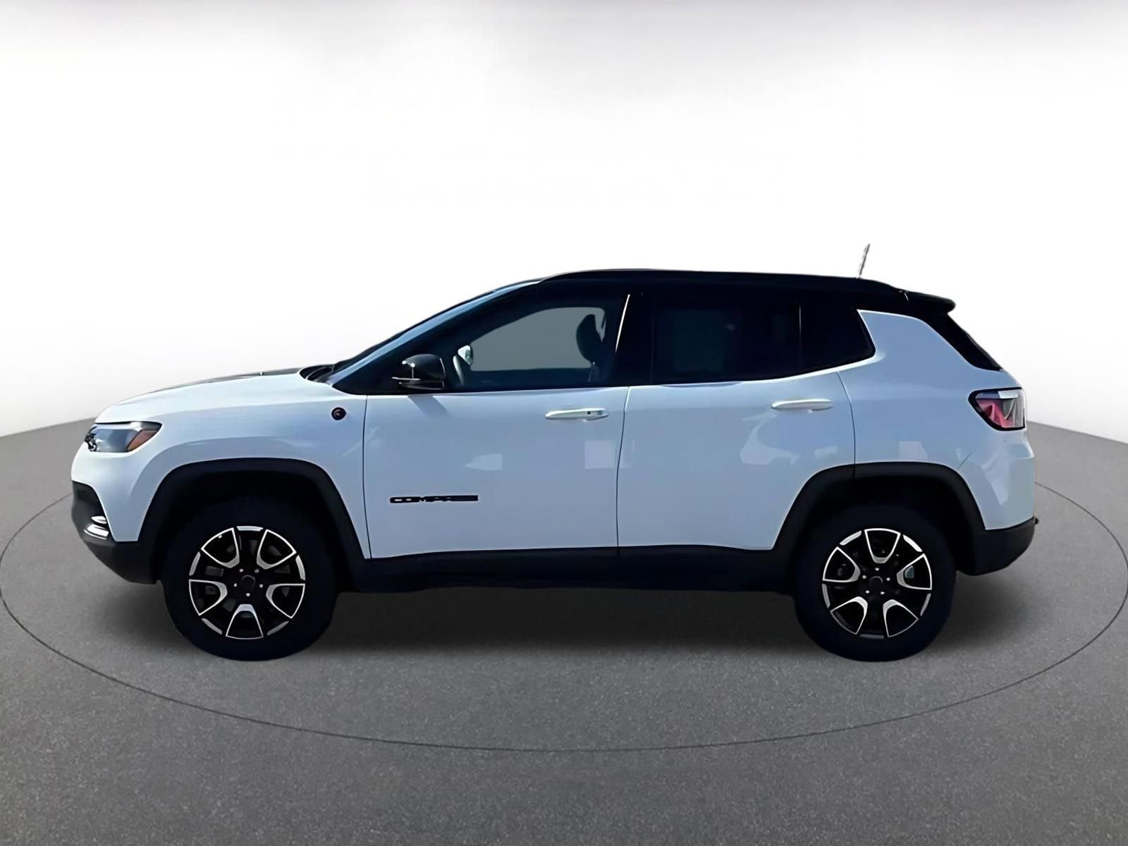 Used 2025 Jeep Compass Trailhawk image 7
