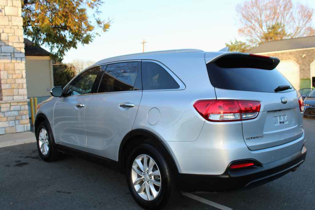 Used 2017 Kia Sorento LX w/ LX Convenience Package image 9