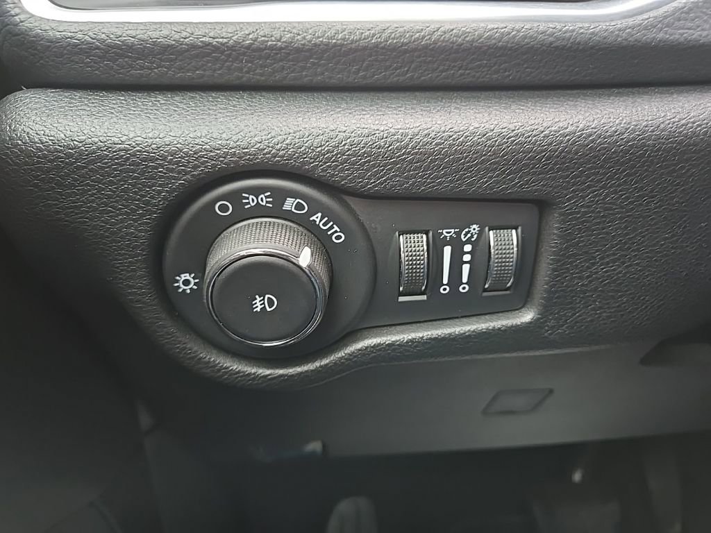 Used 2025 Chrysler Pacifica Limited image 44