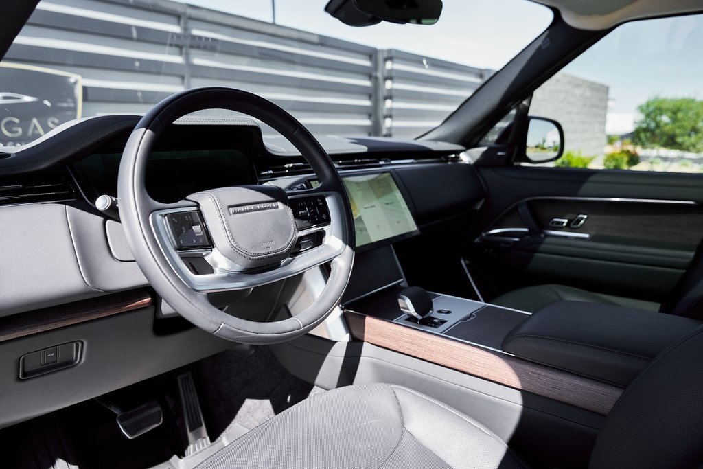 Used 2024 Land Rover Range Rover SE image 2