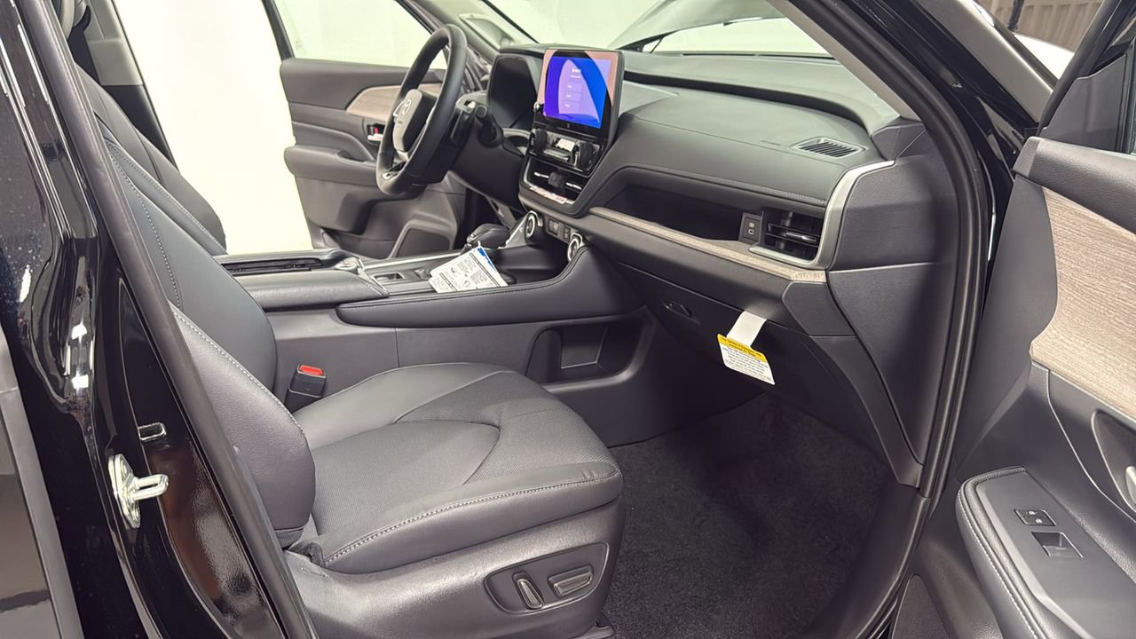 New 2025 Toyota Grand Highlander Platinum image 19