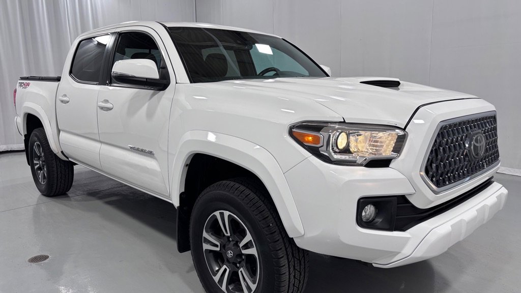 Used 2019 Toyota Tacoma TRD Sport AWD/4WD image 3