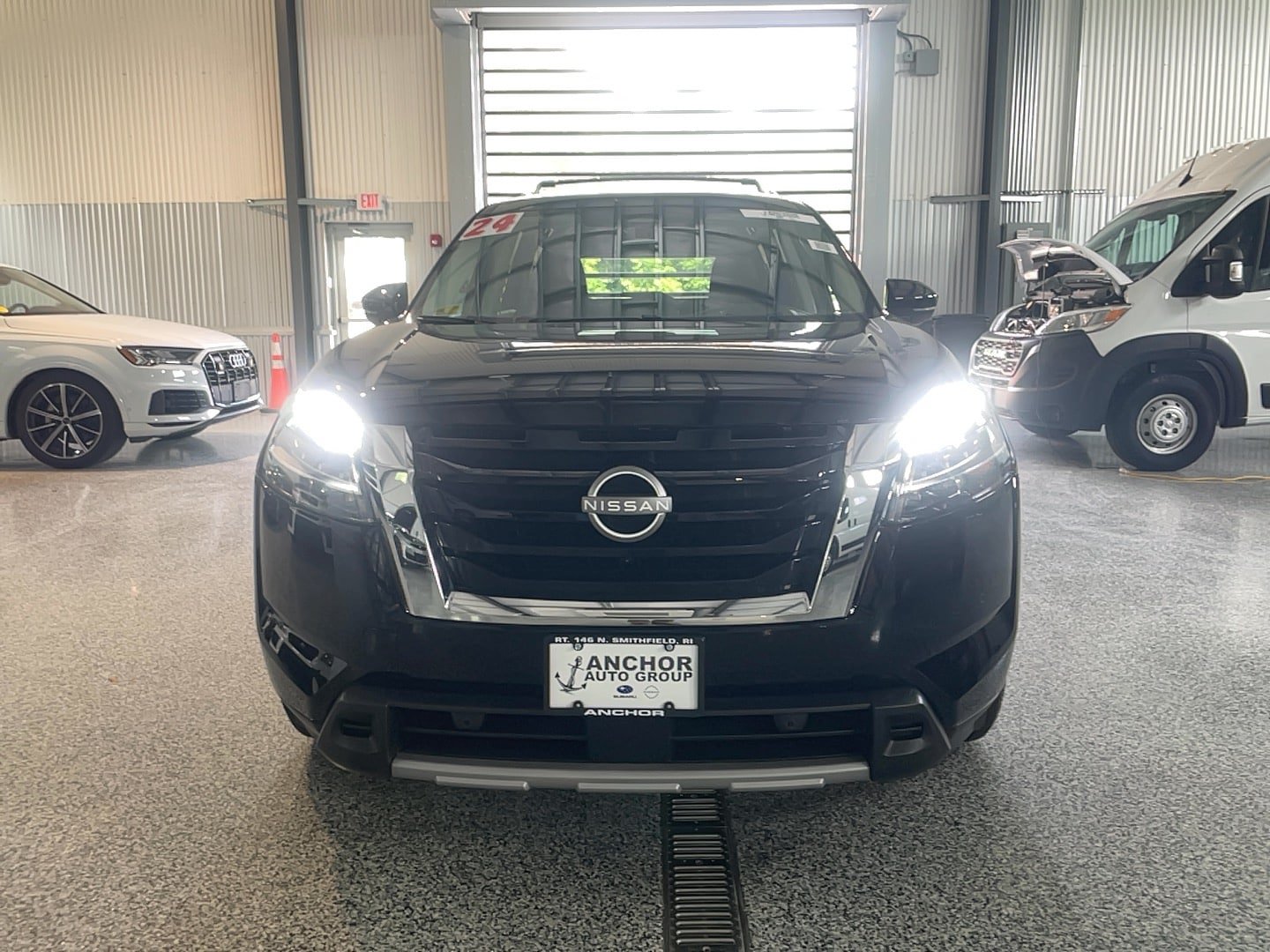 Used 2024 Nissan Pathfinder Platinum w/ Cargo Package AWD/4WD image 2