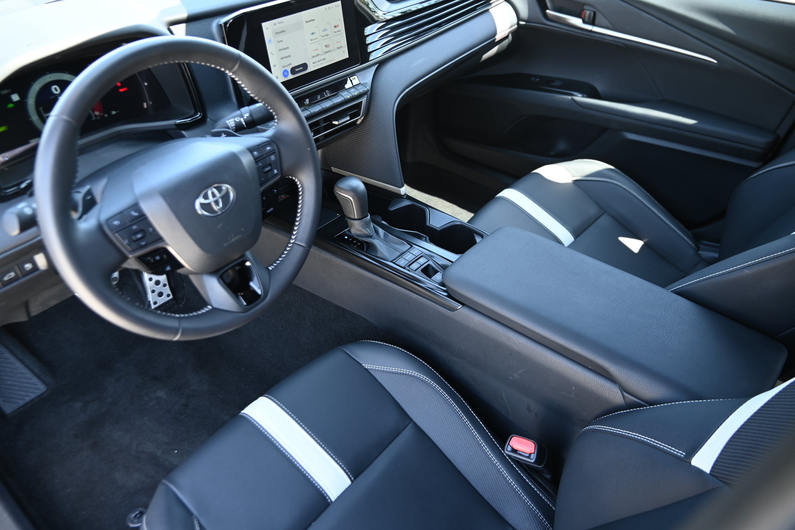Used 2025 Toyota Camry SE w/ Convenience Package FWD image 13