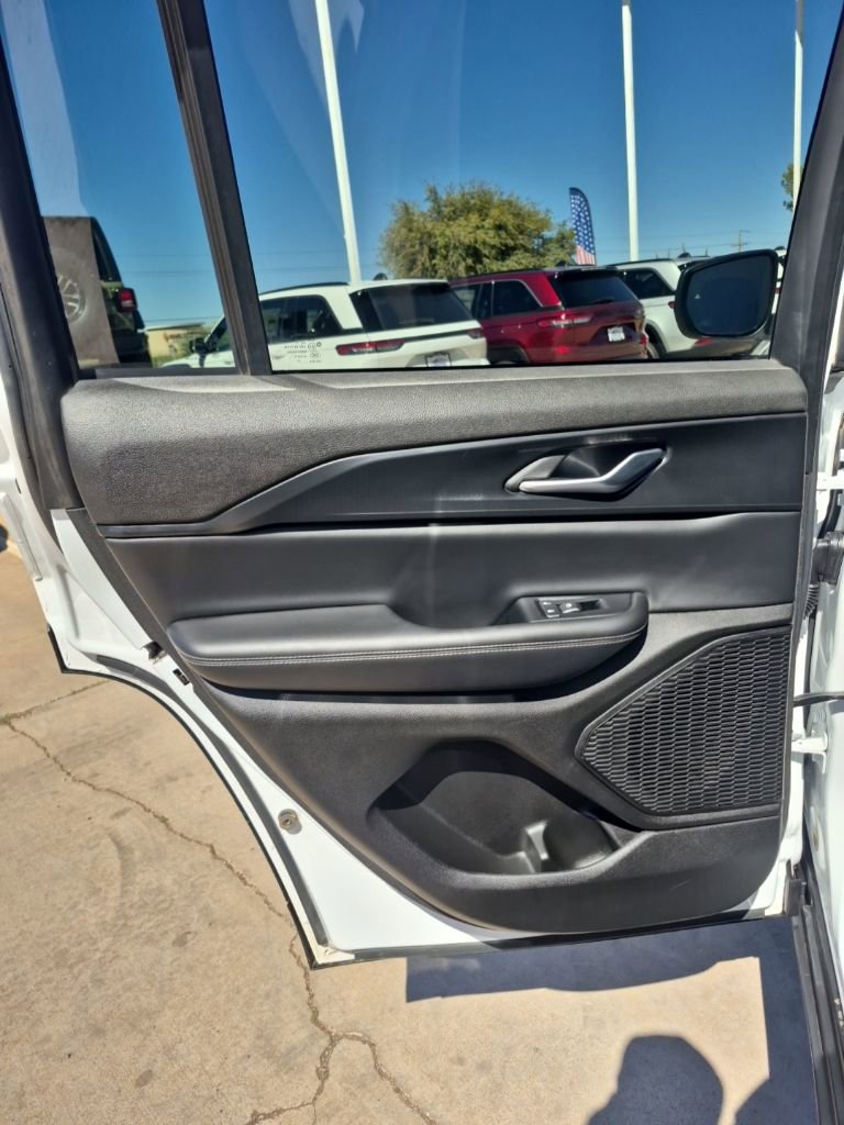 Used 2023 Jeep Grand Cherokee Laredo X image 15