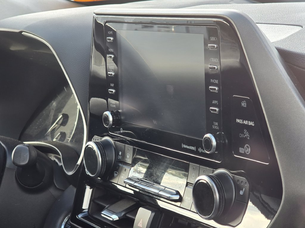 Used 2021 Toyota Highlander XLE FWD image 16