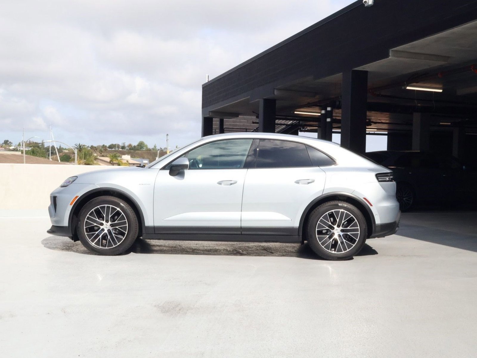 Certified 2025 Porsche Macan Electric RWD image 2