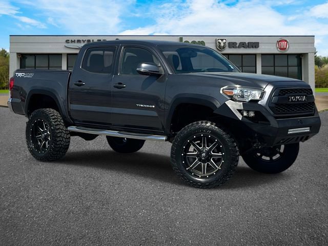 Used 2017 Toyota Tacoma TRD Sport image 2