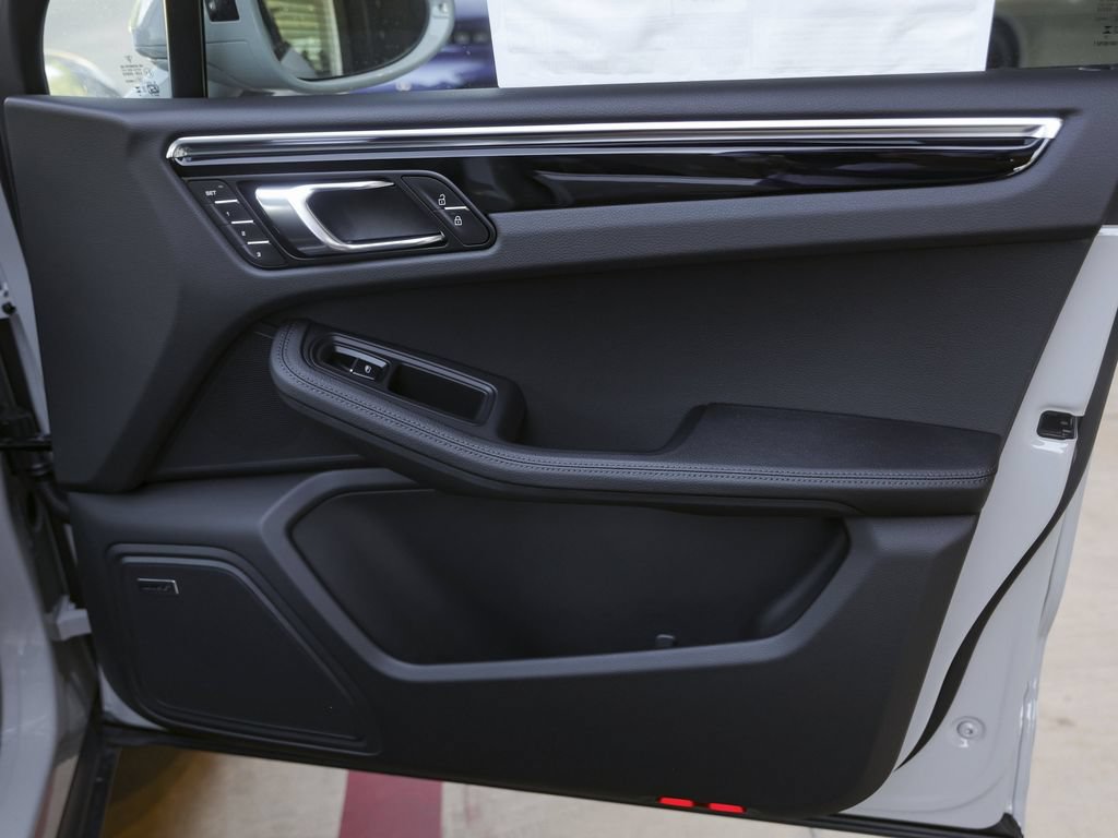 New 2025 Porsche Macan AWD/4WD image 37