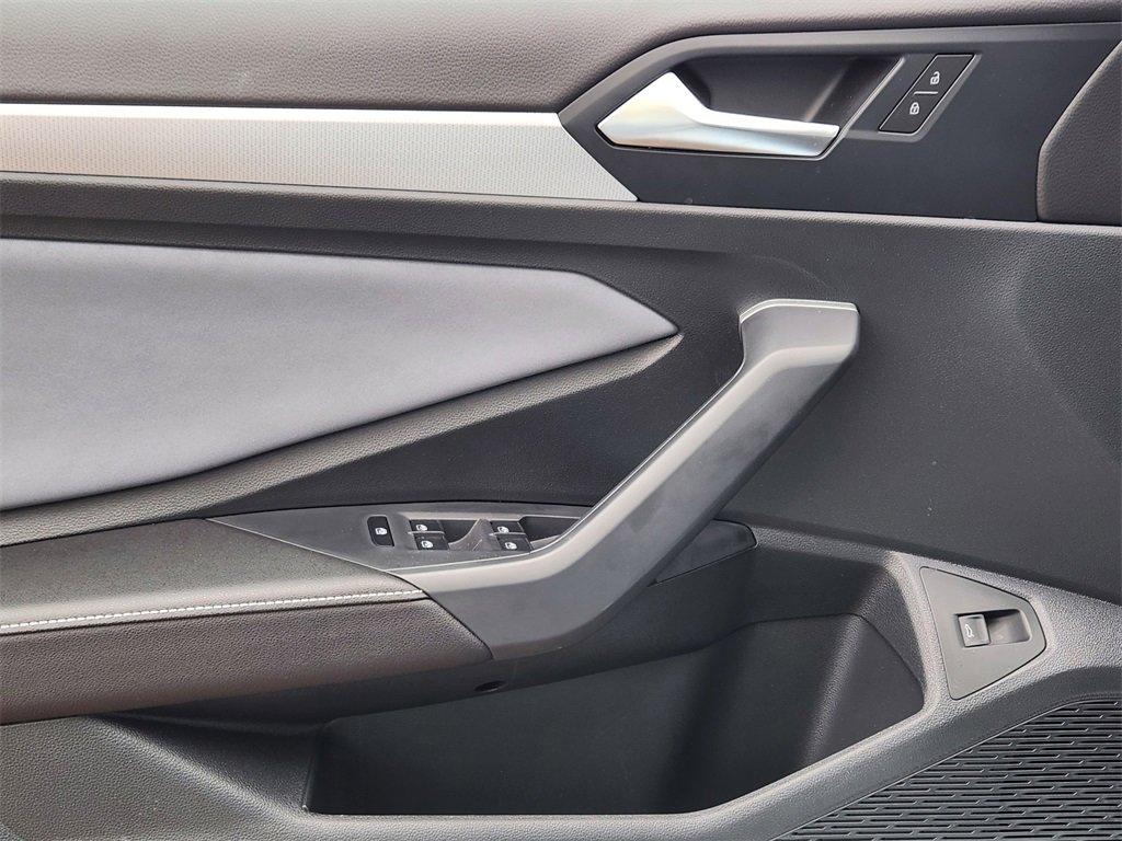 New 2025 Volkswagen Jetta SE image 3