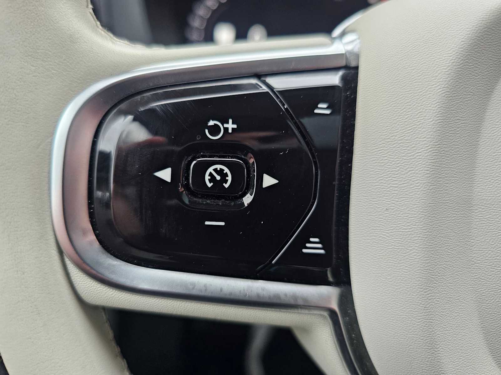 Certified 2023 Volvo XC60 T8 Ultimate w/ Climate Package image 37