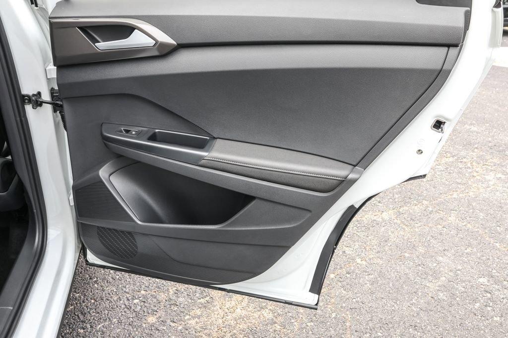 Used 2025 Volkswagen Taos SE image 29