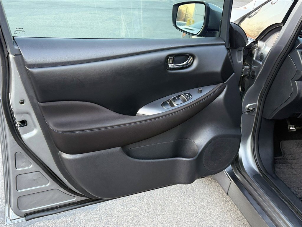 Used 2022 Nissan Leaf S image 12