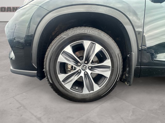 Used 2023 Toyota Highlander XLE AWD/4WD image 14