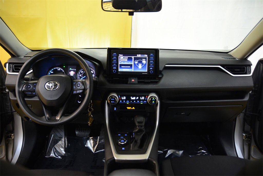 Used 2022 Toyota RAV4 LE image 2